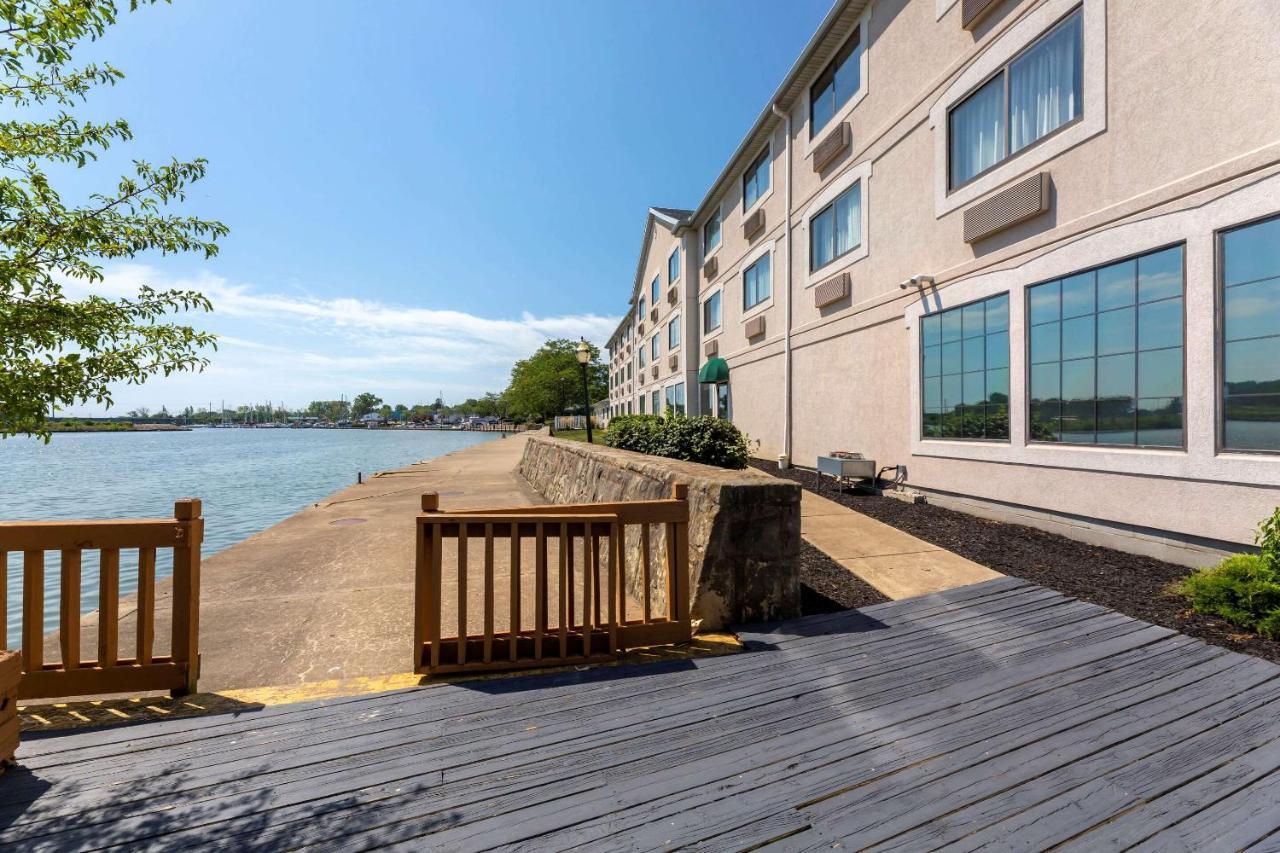 Comfort Inn River'S Edge Huron Exteriör bild