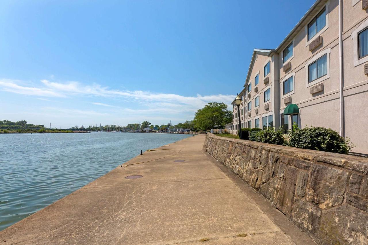 Comfort Inn River'S Edge Huron Exteriör bild