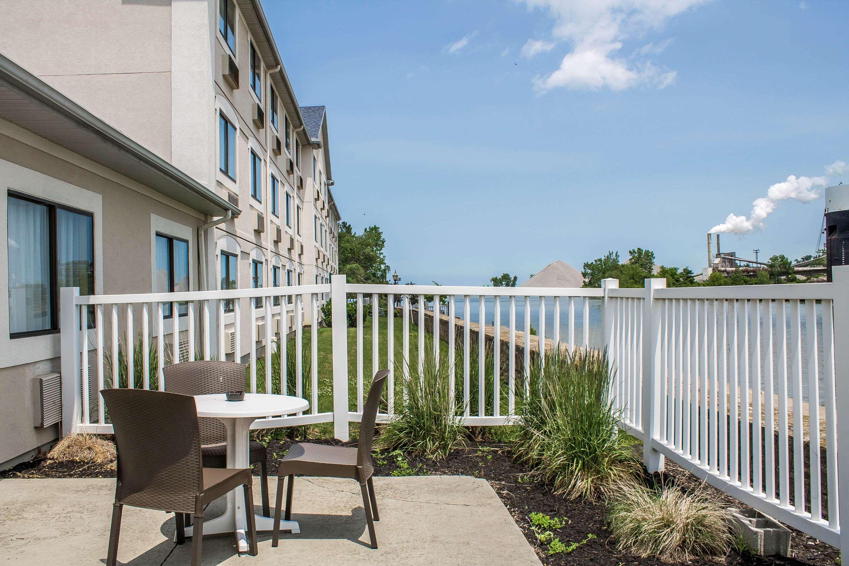 Comfort Inn River'S Edge Huron Exteriör bild