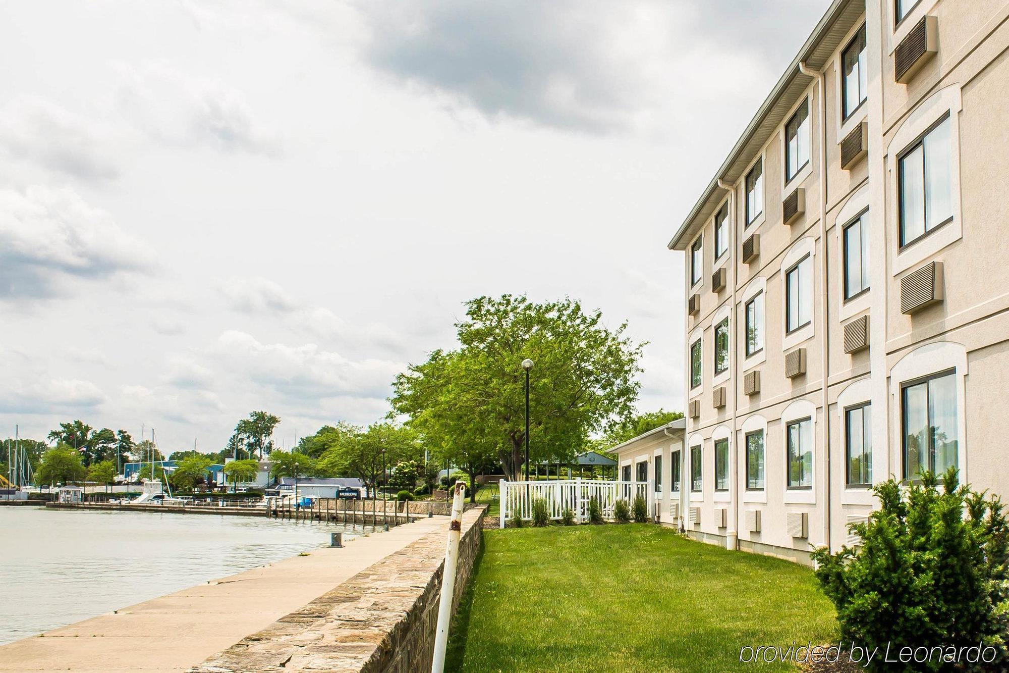 Comfort Inn River'S Edge Huron Exteriör bild